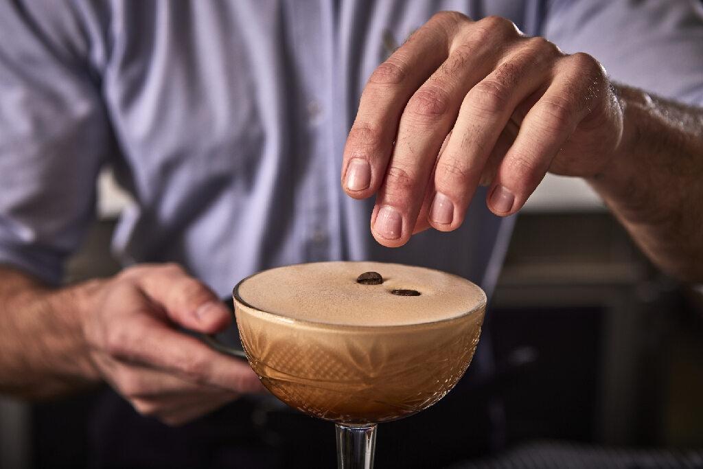 Hotel Cort Palma de Mallorca Exteriér fotografie A bartender preparing a cappuccino